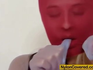 Nxehtë bjonde i kuq llastik maskë në të saj fytyra