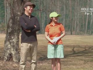 Golf samtal flicka blir teased och skummad av två killar