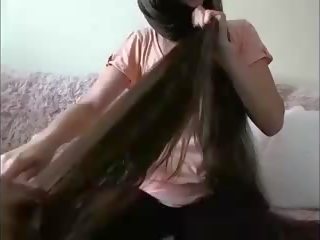 Fascynujący długo włosy brunetka hairplay włosy brush mokre włosy